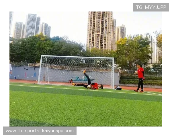 足球学院完善青训守门员的轮换培养与评估机制，足球守门员训练方法视频